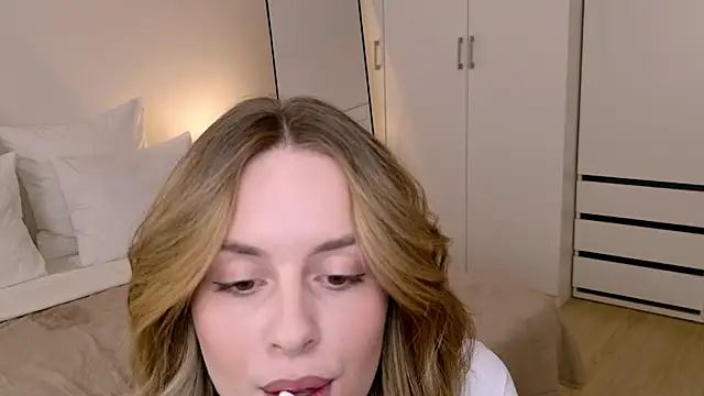 RozzitaBedberry online show from February 15, 3:00 pm