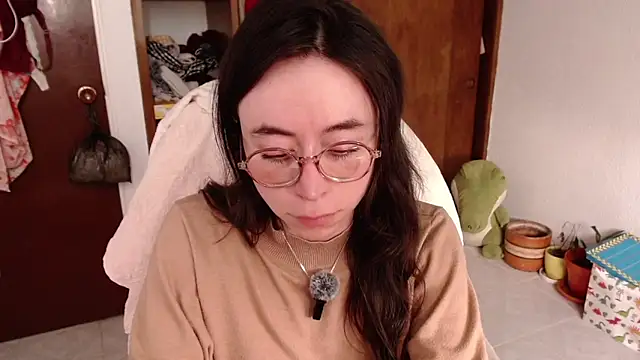 emily pearl  online show from October 17, 9:07 pm