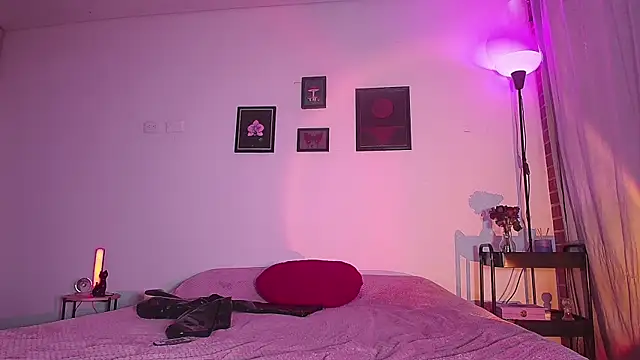 ninaevanss  online show from May 5, 8:45 pm