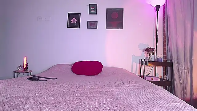 ninaevanss  online show from May 6, 8:46 pm