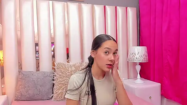 EmmyCruzZ online show from February 9, 7:05 pm