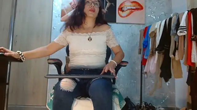 Samantabrown  online show from May 21, 11:19 am