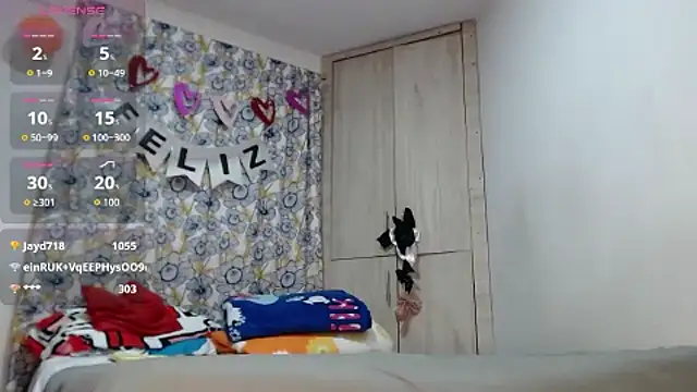 Snapshot of zoe_max chatting on October 12, 11:29 pm zoe max online show from October 12, 11:29 pm