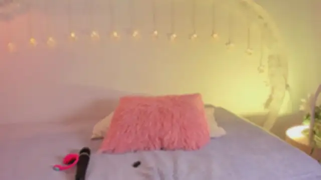 katiepeach  online show from December 16, 12:00 pm