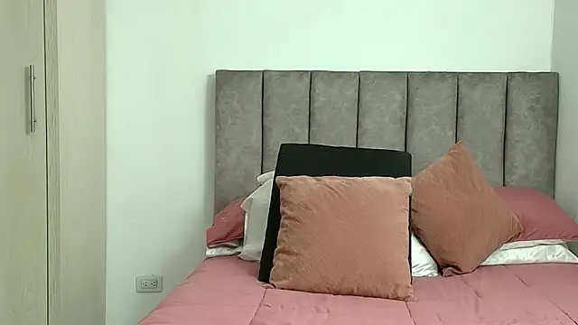 karina lewis  online show from May 19, 4:52 am