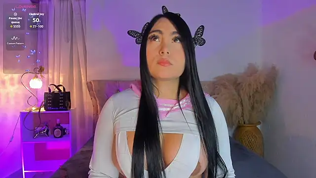 Sarahballiston  online show from December 19, 12:15 am