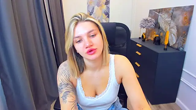 SelenaeMoore online show from May 6, 3:43 am