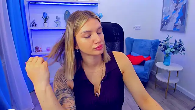 SelenaeMoore online show from May 13, 4:18 am