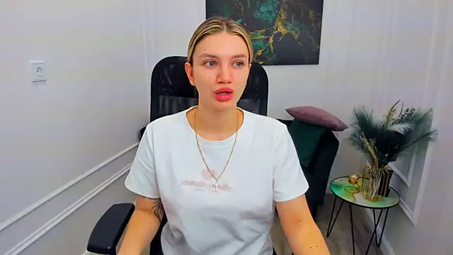 SelenaeMoore online show from May 7, 4:17 am