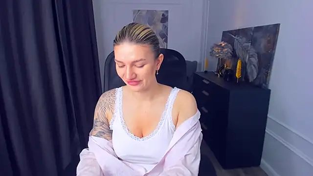 SelenaeMoore online show from May 23, 4:22 am