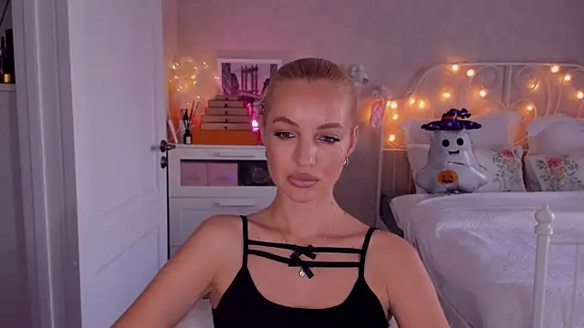 aestetick online show from October 25, 7:49 am