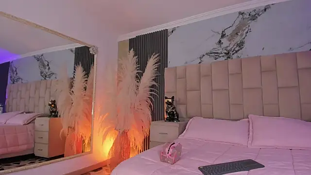 EmmaTorres  online show from March 26, 9:05 pm