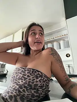 EmmaTorres  online show from April 1, 8:50 pm