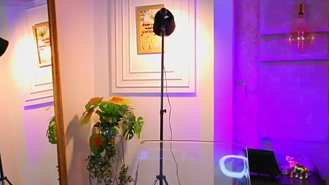 AlessiaLondon online show from May 24, 10:25 am