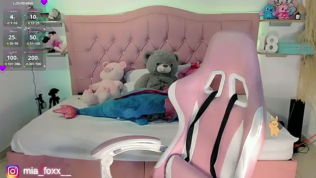 Mia foxx  online show from November 28, 9:07 pm