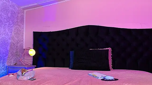 Julieta Cortes   online show from April 9, 12:10 pm