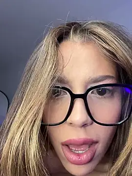 Snapshot of MelanieNoguera chatting on September 25, 12:21 am MelanieNoguera online show from September 25, 12:21 am