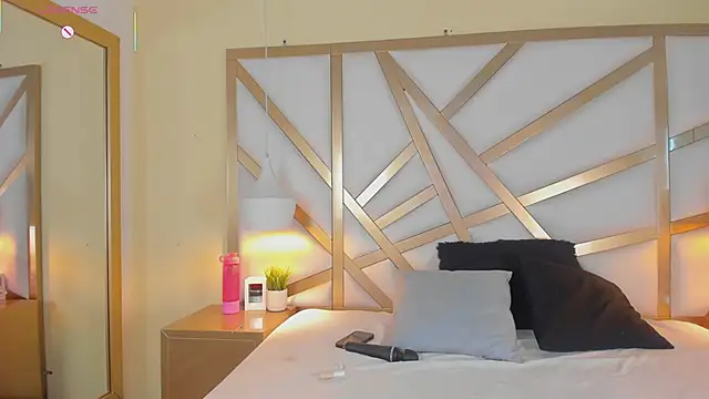 CarolineMaldonado online show from March 20, 1:05 pm