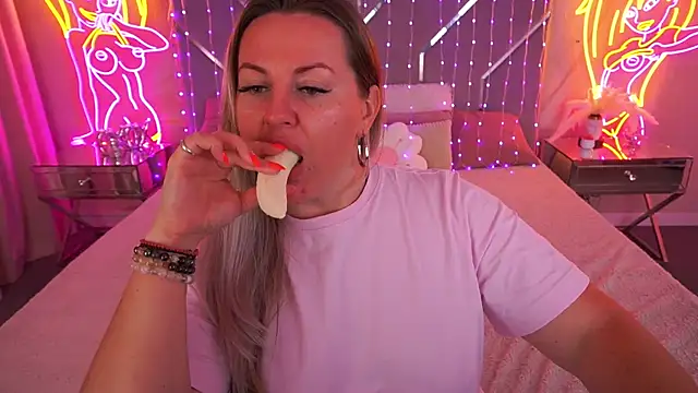 KiraCandyS online show from May 20, 1:57 am