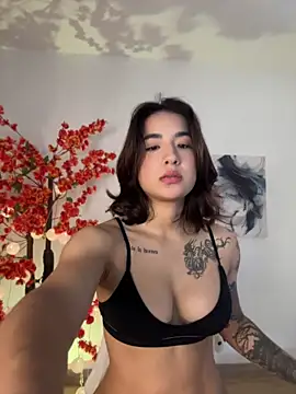 VictoriaHiill online show from April 24, 3:59 pm