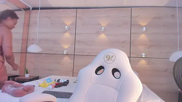 martina touss online show from December 5, 1:34 pm