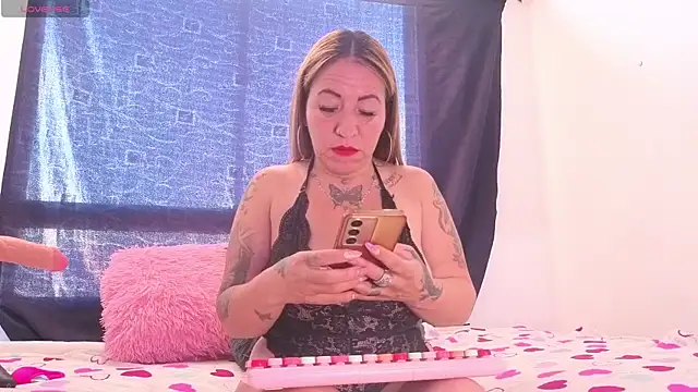 Hotsamantamature online show from August 5, 8:59 pm
