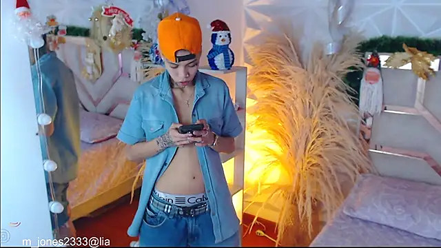 Jonesliam23 online show from December 4, 7:25 pm