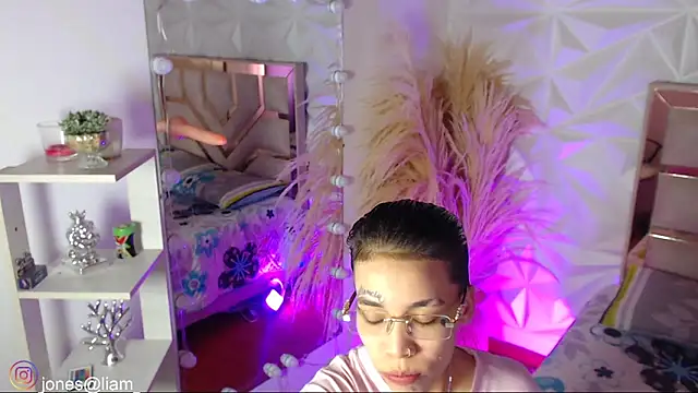 Jonesliam23 online show from March 10, 7:40 pm