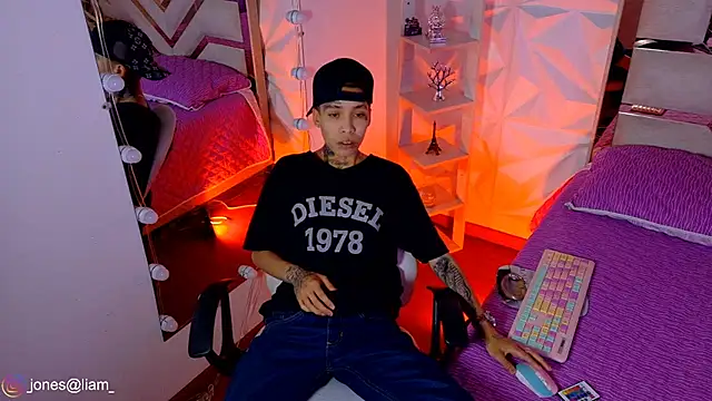 Jonesliam23 online show from May 11, 7:22 pm