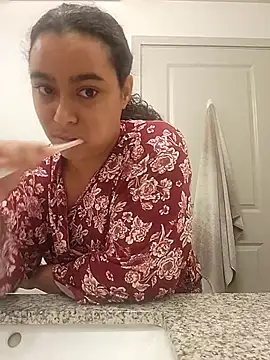 cinnaminnie online show from August 3, 6:02 pm