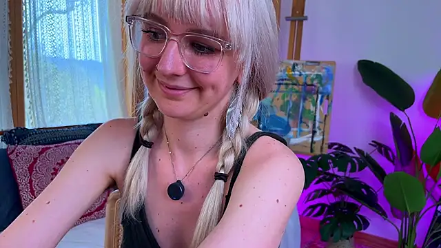 allyelliot online show from April 8, 7:49 pm