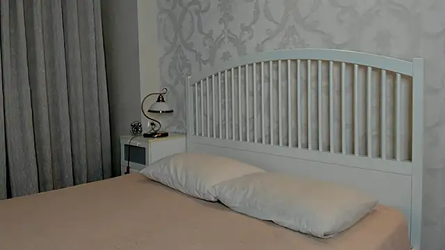 Eva  Lewis online show from April 29, 3:32 am