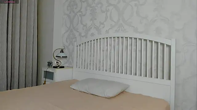 Eva  Lewis online show from May 24, 5:17 am