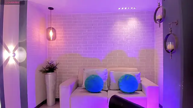 HannahJamesX online show from December 19, 7:06 pm