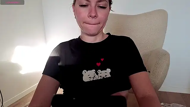 Jullyenn3 online show from May 4, 4:22 pm