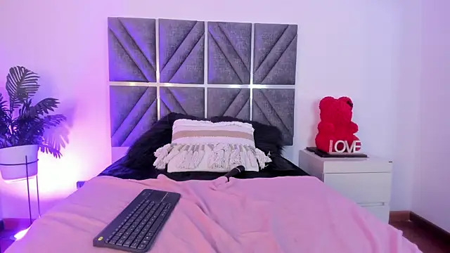 Laura Dicardy online show from October 10, 8:03 pm