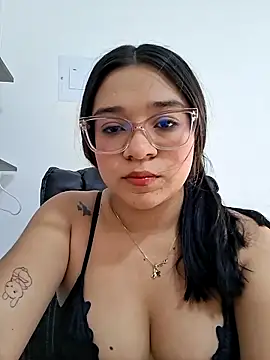 -VICKKY online show from April 6, 7:15 pm