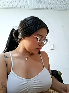 -VICKKY online show from May 26, 2:27 pm