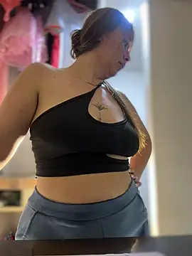 Emiily lee online show from February 15, 11:37 pm