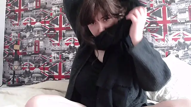 Lynylou online show from March 22, 2:12 pm