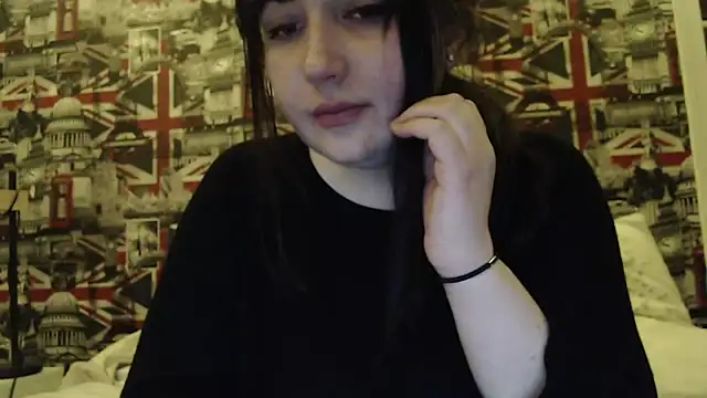 Lynylou online show from March 25, 8:45 pm