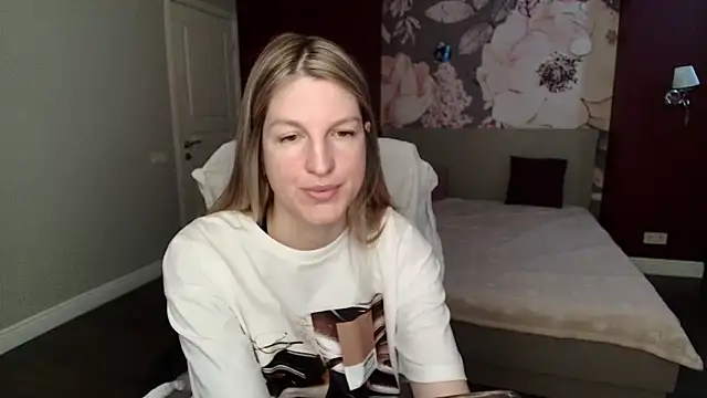 EmilyWalkeri online show from May 6, 7:01 am