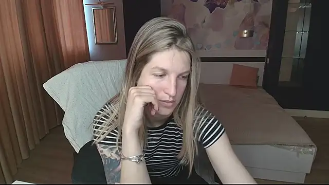 EmilyWalkeri online show from May 10, 6:48 am