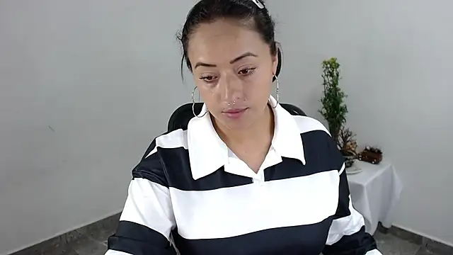 jjulietha95 online show from May 5, 1:30 am