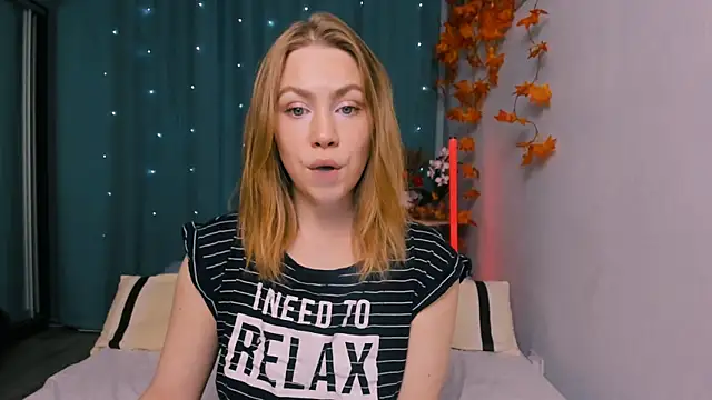Snapshot of InsatiableFoxX chatting on October 17, 5:49 pm InsatiableFoxX online show from October 17, 5:49 pm