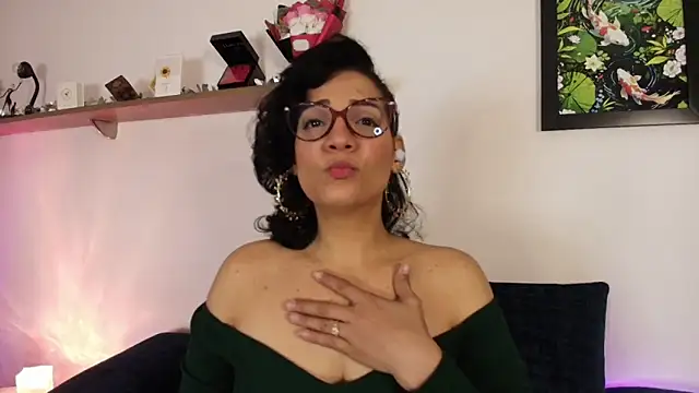 Elliee  online show from May 7, 12:42 pm