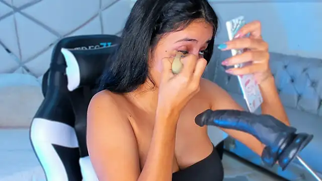 VICTORIA HOUSTON online show from November 20, 8:10 pm