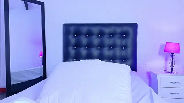 Skinny hottie18 online show from May 14, 8:47 pm