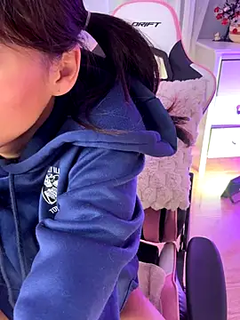 Adriennesexxx online show from December 5, 7:37 pm