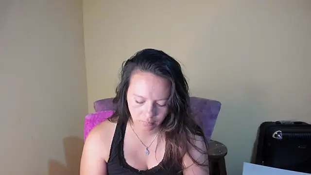 lauraguzman online show from March 29, 3:16 am